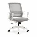 Silla de oficina con respaldo de malla gris y estructura blanca